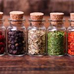 Vyjmenováno 7 bylin a koření, které mohou pomoci snížit krevní